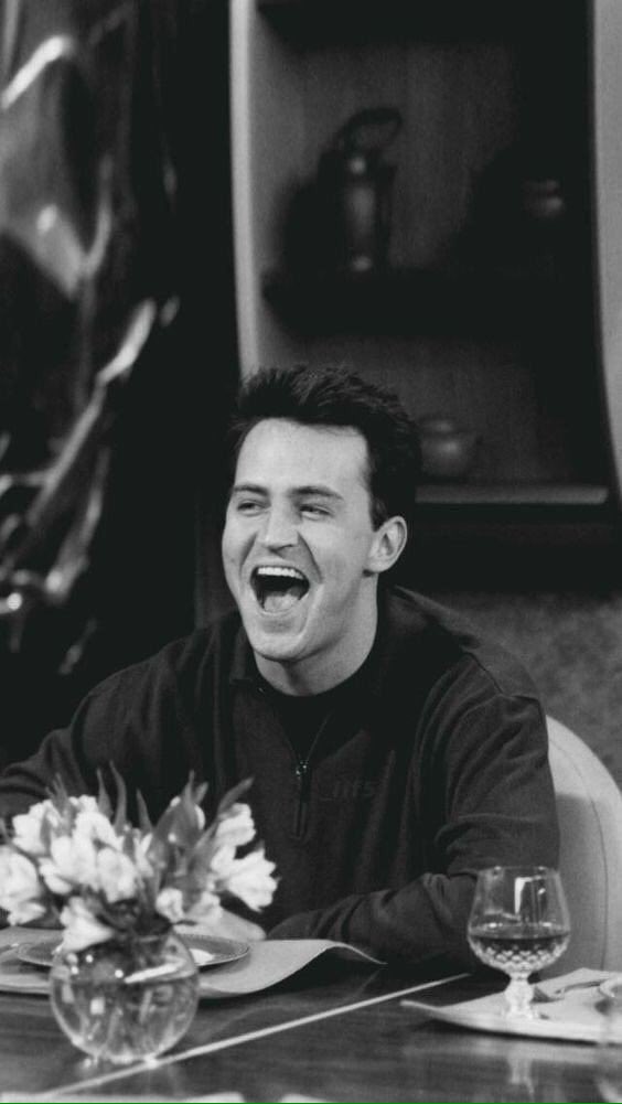 StarcourtSeries's tweet photo. Morre Matthew Perry estrela da série "Friends" aos 54 anos vítima de um afogamento. Descanse em paz, lenda! https://t.co/FFkUQaWmLu