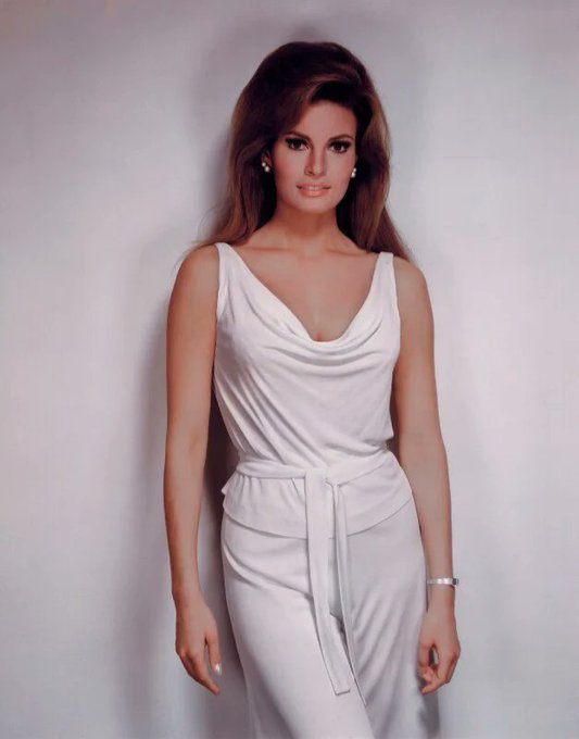 RAQUEL WELCH F9kiTizXgAAo5dW?format=jpg&name=small