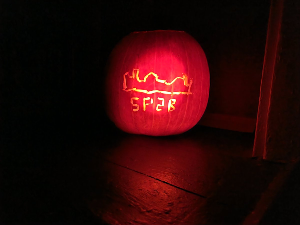 SomePlaceToBe's tweet image. Happy Halloween!!
Carving by @spellboundmage 
Design by @madlobotanist 
#SP2B 🎃🌇