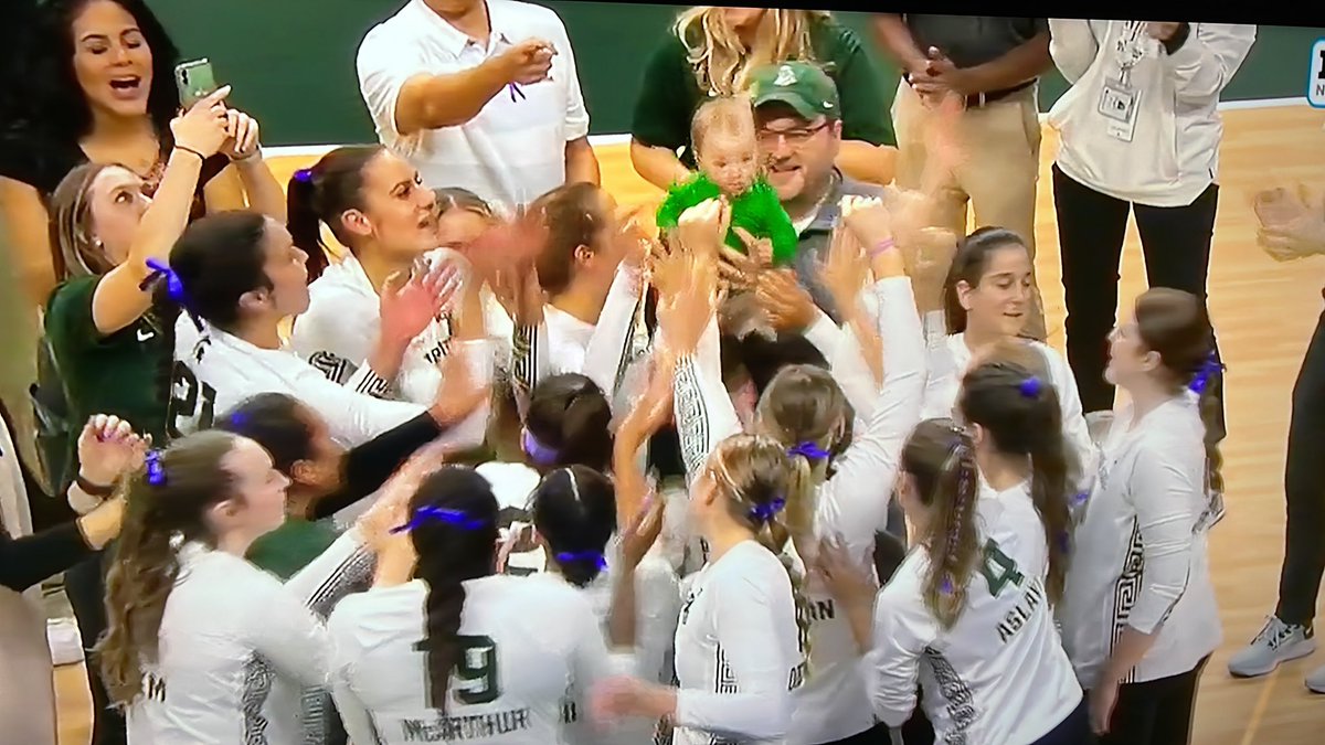JusticeA4's tweet photo. LETSSSSSSSS
GOOOOOOOOOO
The Amount of Yelling I’m doing in this apartment
🏐💚🏐💚🏐💚
WE FEAR NO ONE
#GoGreen #GoWhite
#SettheStandards https://t.co/JEwEvu0mH9