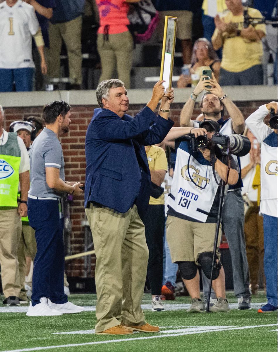 ADavidHaleJoint's tweet photo. If you thought Paul Johnson was gonna waste 6 minutes of his day finding a tailored pair of khakis rather than just pulling something off the rack at Old Navy, you don’t know Paul Johnson. https://t.co/lvB2WvTdJB