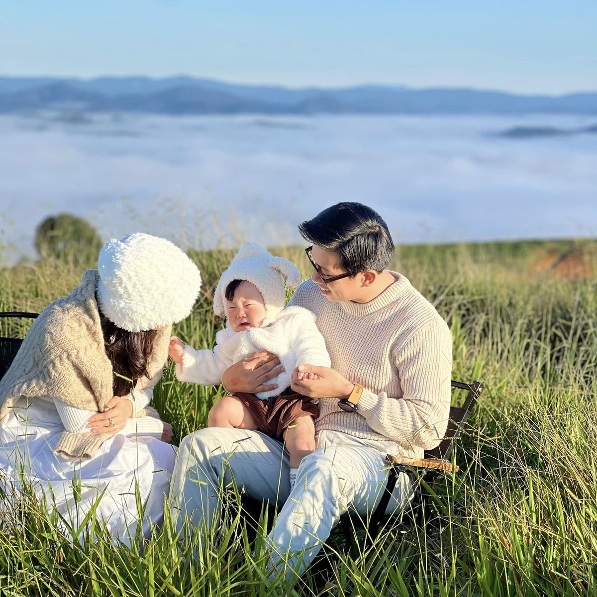 Nhân phẩm tốt lần đầu săn mây đồi chè cầu đất Đà Lạt dính liền các cô chú ạ 📷
Nhà cháu xin được chia sẻ xíu kinh nghiệm đúc rút sau chuyến đi cho cả nhà tham khảo nè:
📷Phương tiện di chuyển :taxi xe 4 chỗ 700k khứ hồi từ homestay trung tâm thành phố -