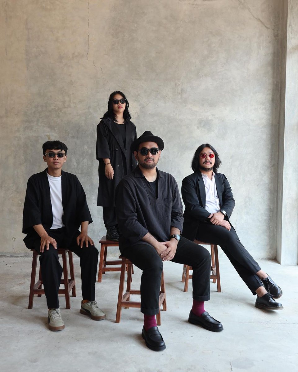 Sillasid's tweet photo. Kompilasi rilis party dari @ population.wav di penghujung akhir pekan ini. 

See you there lads.

📷 @ taufikmaulanasyah

#Sillas #Sillas2023 https://t.co/7UKvmGjaaC