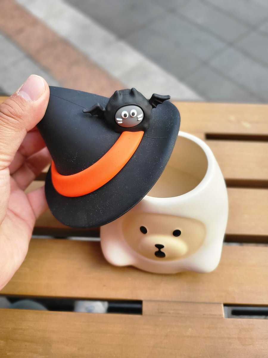 SurrenderedBear's tweet photo. RT แจก "ฟรี" เฉพาะ Follower เท่านั้น แก้ว Mug น้องหมีฮาโลวีนจาก Starbucks China น่ารักตะมุตะมิคิกขุมากที่สุดใบนี้ ออกมาในเทศกาลวันปล่อยผีพอดี ถ้าเจอผีน่ารักแบบนี้ช่วยมาหลอกบ่อยๆ แก้วใบนี้เป็นใบสุดท้ายของร้าน เห็นแล้วต้องหยิบมาแจกกันไปเลย ใครชอบ รีบเลย ของฟรีมีที่นี่ที่เดียว! 😊 https://t.co/HFQUCT2mhO
