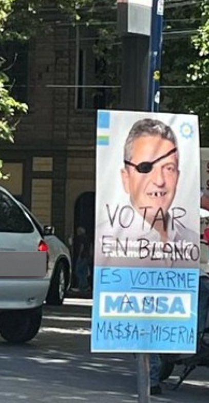 peladodelatv's tweet photo. EN PALERMO TAMBIÉN SE QUEDARON SIN NAFTA Y LA GENTE LE DEJA MENSAJES DE AGRADECIMIENTO A MASSARASA 👇 https://t.co/KBfNibIaHb