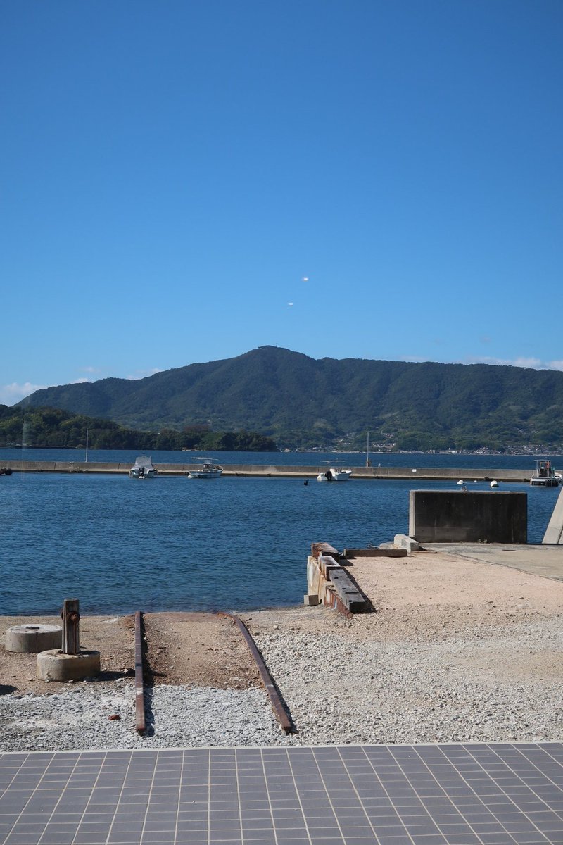 江田島のリスボンさんで朝食。 丁度スコーンが焼けたタイミングでしたので、贅沢にも出来たてを頂きながら珈琲を一杯。 今日は風があるぶん、空気も凄く澄んでて最高の景色ですね( ˘ω˘) #カフェLisboa #江田島