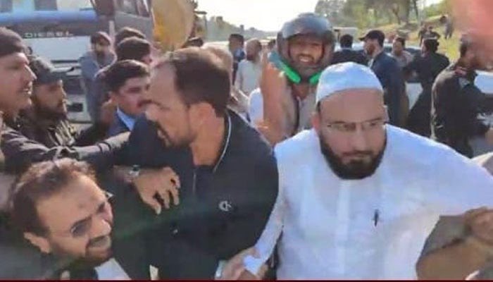 abdulma04145520's tweet photo. پوری دنیا میں فلسطینیوں کے حق میں عوام سڑکوں پر نکل آئے ہیں۔ جبکہ پاکستان میں امریکی غلام اور یہودیوں کے ایجنٹ کہتے ہیں غزہ مارچ کی اجازت نہیں ہے او بے غیرتوں شرم کر۔ خود کچھ کر نہیں سکتے تو جماعت اسلامی کو تو نہ روکو۔ غزہ مارچ تو ہوگا۔
Shame @GovtofPakistan @ICT_Police https://t.co/73u8EiL3IB