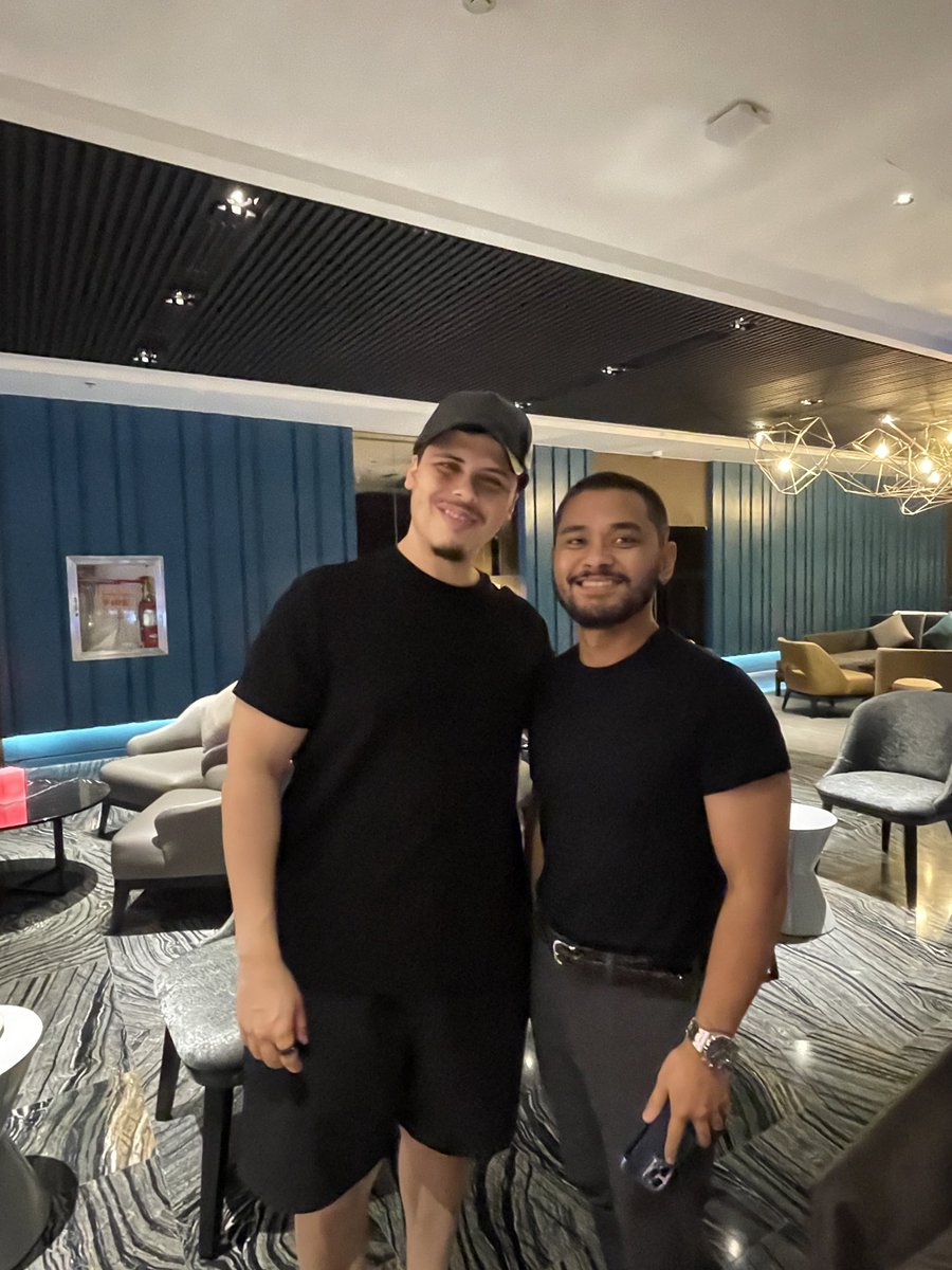 kimpotvalencia's tweet photo. Kuya Joseph and I went for a drink last night and were lucky to have bumped into Alexander Hamilton himself in the Hamilton Manila Leg, Jason Arrow! Can’t wait to watch it later! #HamiltonMNL https://t.co/CIhNJPgzs1