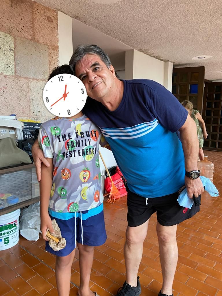 Notapersonal211's tweet photo. #RTURGENTE #HuracanOtis #Acapulco #buscandoFamilia 
#Guerrero 

Alguien conoce al señor Mario Fajardo. Es dueño de la purificadora Santa Prisca, El Coloso. Enfrente de la primaria Francisco Figueroa Mata. Es mi tio y lo estamos buscando https://t.co/zXi1hItYei