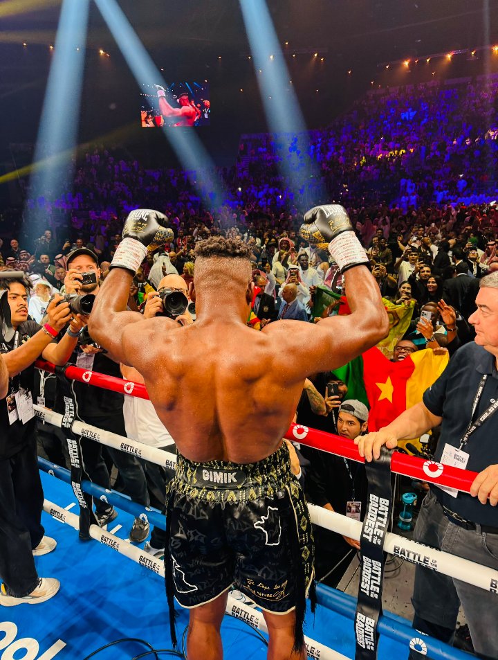 HelloGabon's tweet photo. Francis Ngannou qui gagne le respect du monde entier en mettant un knockout à Fury, mais aussi en terminant le combat sans égratignures.
#FuryNganou #FuryvsNgannou https://t.co/TiAdEUMR56
