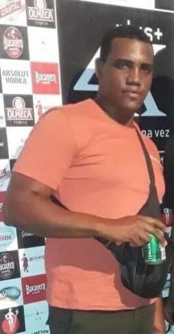 fantuporcuba's tweet photo. ⚫️🔴🟢 #FANTU
🗞️ Nota Informativa.
#RepresionCuba
#SinLibertadDeExpresion
#RepresionAOpositores
#SinDerechosAExpresarse
Amenazado con ser encarcelado militante del FANTU en Santa Clara.
Por: Benita Key Torres.
El Condado, Santa Clara, 28 de octubre del 2023; (Cartero Antitotalitario).
Alexis Chivás Hardy, Militante Público del Foro Antitotalitario Unido (FANTU) resultó amenazado ser encarcelado, el pasado 27 de octubre, en la ciudad de Santa Clara, porque estaba haciendo trabajo de proselitismo político anticastrista en las colas de alimentos y productos básicos.
En comunicación vía telefónica con la Sede Nacional del FANTU, Chivás Hardy contó, que se encontraba a las 9:45 am, explicándole las mentiras dichas en la última entrevista hecha al Presidente designado de la República, por el Partido Comunista de Cuba (PCC) Miguel Díaz-Canel Bermúdez y realizada por la periodista oficialista Arleen Rodríguez Derivet, cuando un dúo de suboficiales de la Policía Nacional Revolucionaria (PNR) le solicitaron su carnet de identidad.
Alexis se encontraba exponiendo sus opiniones en una cola para comprar detergentes y jabones de baño en la tienda recaudadora de divisas de la Cadena Caribe “Casa Caribe”, localizada en la calle San Cristobal entre/calles Colón y Maceo.
Los uniformados le dijeron, que estaba detenido y que tenía que acompañarlos. Desde ese lugar se lo llevaron caminando unos 250 metros, hasta el Cuartel de Bomberos, sito en calle Gloria entre las calles Maceo y Parque Vidal.
Ya allí, los gendarmes lo introdujeron en una oficina de esa dependencia subordinada al Cuerpo de Bomberos de Cuba del Ministerio del Interior (MININT). En esa habitación lo esperaban 2 oficiales de la Unidad Provincial de Enfrentamiento a la Actividad Subversiva Enemiga de la Dirección de Contrainteligencia del Ministerio del Interior (DCI-MININT), quienes estaban vestidos con ropas civiles y le dieron los nombres operativos de “Braulio” y “Eliseo”.
El oficial que se hizo llamar Braulio, le expresó a Chivás Hardy, que ya le había hecho una Advertencia Verbal hacía 6 meses y que su Jefe de Sector de la PNR de donde reside, le levantó un Acta de Advertencia en la 3ra Unidad de la PNR, por ser un Potencial Elemento Antisocial hacía sólo 1 mes: “…porque él se dedicaba sistemáticamente a hablar mierda de la Revolución en las colas de los bancos, bodegas, mercados agropecuarios y tiendas recaudadoras de divisas…”.
También los oficiales represivos de la Seguridad del Estado le dijeron al Militante del FANTU, que ya El Mando se había cansado de su constante actividad subversiva y que si no dejaba de hacerla, ya ellos estaban autorizados a procesarlo penalmente y sería condenado a varios años de prisión. A la vez; le detallaron a Alexis, que lo habían observado conversando en varias ocasiones con el connotado contrarrevolucionario Guillermo “Coco” Fariñas.
Lo comenzaron a interrogar, respecto a las indicaciones que le daban desde el FANTU, para denigrar sobre la Revolución Socialista. Chivás Hardy no negó su militancia en el Foro Antitotalitario, pero le explicó a sus captores de la Policía Política, que las cosas estaban tan malas en el país, que no hacían falta orientaciones de ningún tipo para llamar a las cosas por su nombre. Los oficiales del G-2 le acotaron: “…ya estás advertido y si quieres ir preso, allá tú…”. Fue liberado a las 11:10 am.
#FANTUxLaVerdad
#LibertadDeOpinion
@UNHumanRights
@antonioguterres
@Cartajuanero
@StateDept
@USEmbCuba
@RobertaMetsola
@Europarl_EN
@JosepBorrellF
Dios, Patria y Libertad.