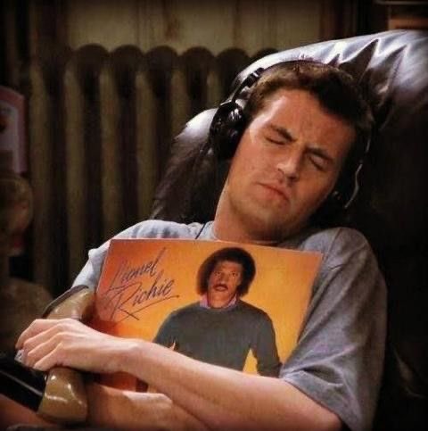 ToIkienverse's tweet photo. Matthew Perry fue un hombre que batalló con muchas adicciones, entre ellas el alcoholismo y las drogas y solo pensar que murió mientras se estaba rehabilitando y recuperando su vida me rompe el corazón en mil pedazos. Matthew Perry te merecías mucho más. Nunca te vamos a olvidar. https://t.co/x8XJc0snBz