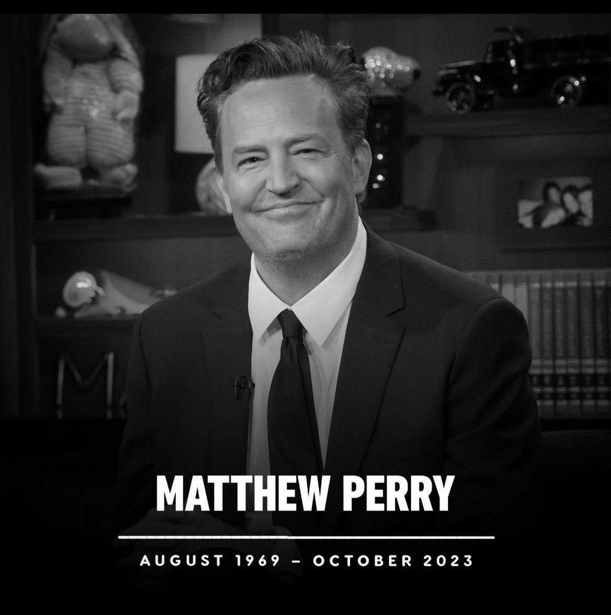 El novio de toda una generación ha muerto. Matthew Perry conocido por su papel como Chandler fue encontrado sin vida. Más en: bit.ly/3skiVwy