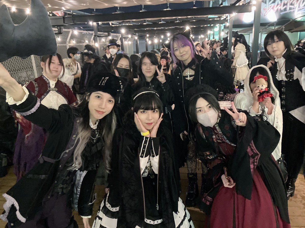 ozz_yokohama's tweet photo. 皆様こんにちは😚🎶

昨日行われた
🪄横浜ビブレ ハロウィンパーティー🎩の
集合写真が届きました📸

皆様のイチオシOZZコーデに
スタッフ一同眼福でした😍💖💕

たくさんのご参加を
ありがとうございました‼😆🎉✨

#ozzon #横浜ビブレ https://t.co/bk9tWHBDxf