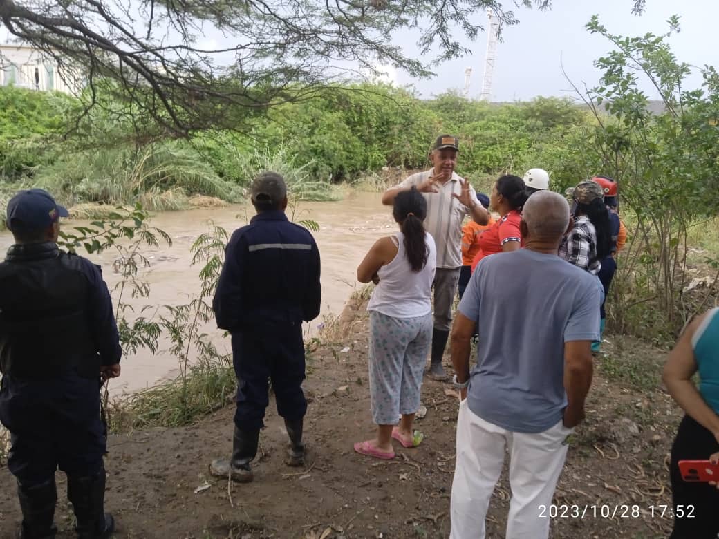 #28Oct El Presidente de @InvilaraOficial junto al equipo de Gestión de Riesgo del estado Lara, inspeccionaron las viviendas que fueron afectadas por la crecida de la quebrada La Ruezga, en sector Manuelita Sáenz parroquia Unión.
@Seguridad_Lara 
@PCADLARA 
@BomberosIrib