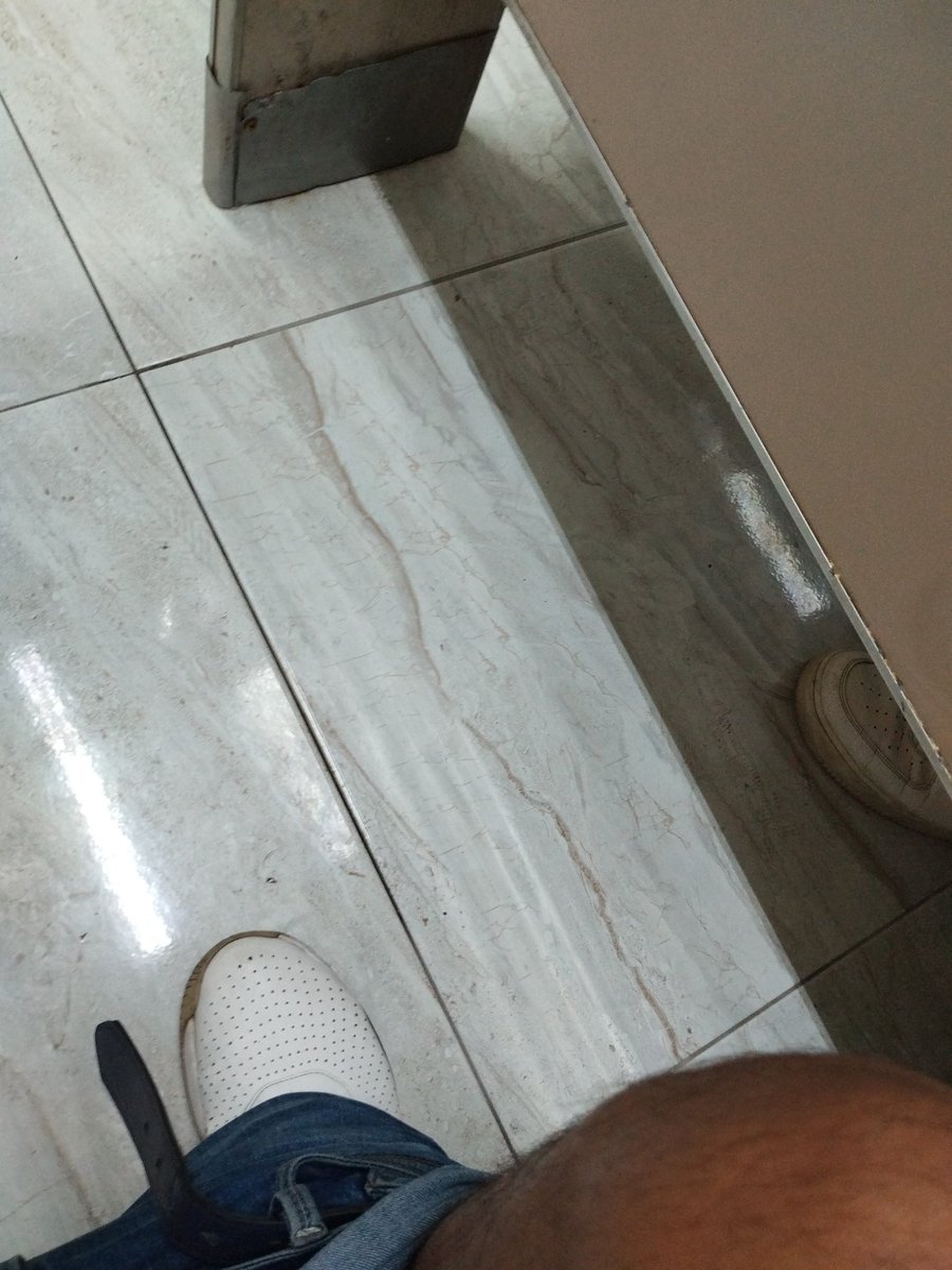 inter_surgdl's tweet photo. Que se hace cuando te cachas al wey de aún lado del baño que te quiere grabar por debajo del baño y el reflejo del piso los delata?.... #cruisingméxico  #cruisingbaños #cruising #gay #gaymexico #gaygdl https://t.co/LXaCBkf8ZA