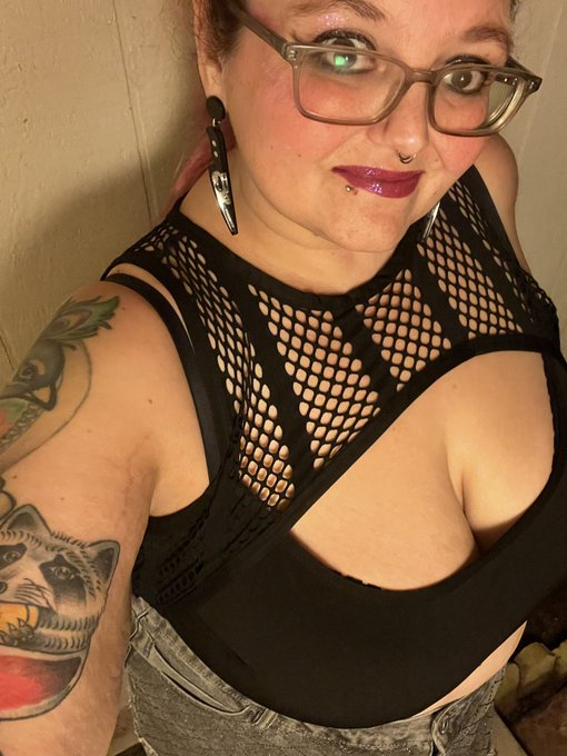 Like my outfit?? https://t.co/IQqcI2dfjs<a href="/tag/realloyalfans"class="tags"><span>#realloyalfans</span></a>