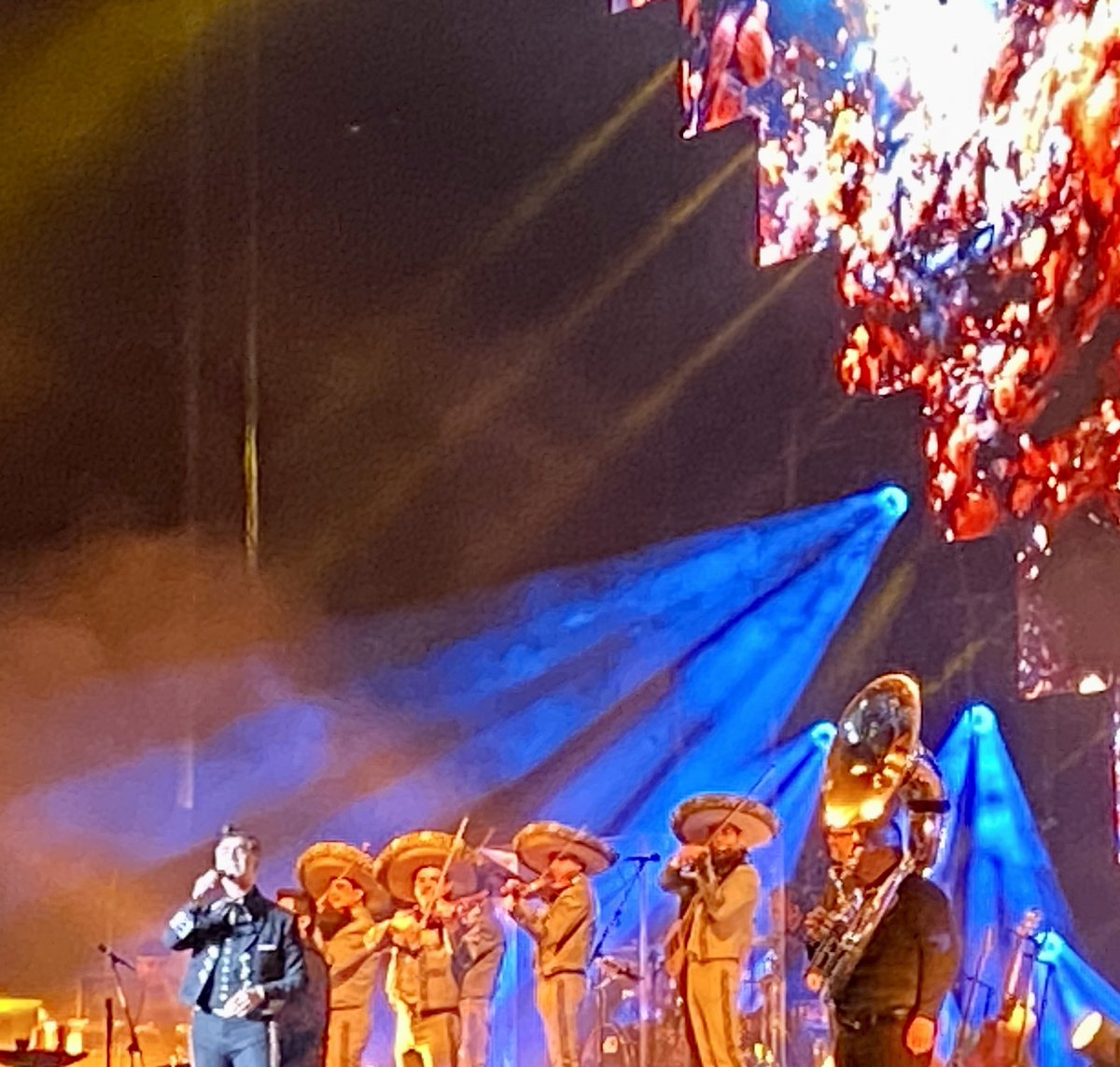 fdelatg's tweet photo. Más de 40 años de trayectoria reconocidos, un concierto 🎶 entregado a la comunidad migrante de 🇲🇽 en Texas, bienvenido a Dallas @alexoficial!! #AmoryPatria2023 🇲🇽 🇺🇸 https://t.co/8cKFvYn222