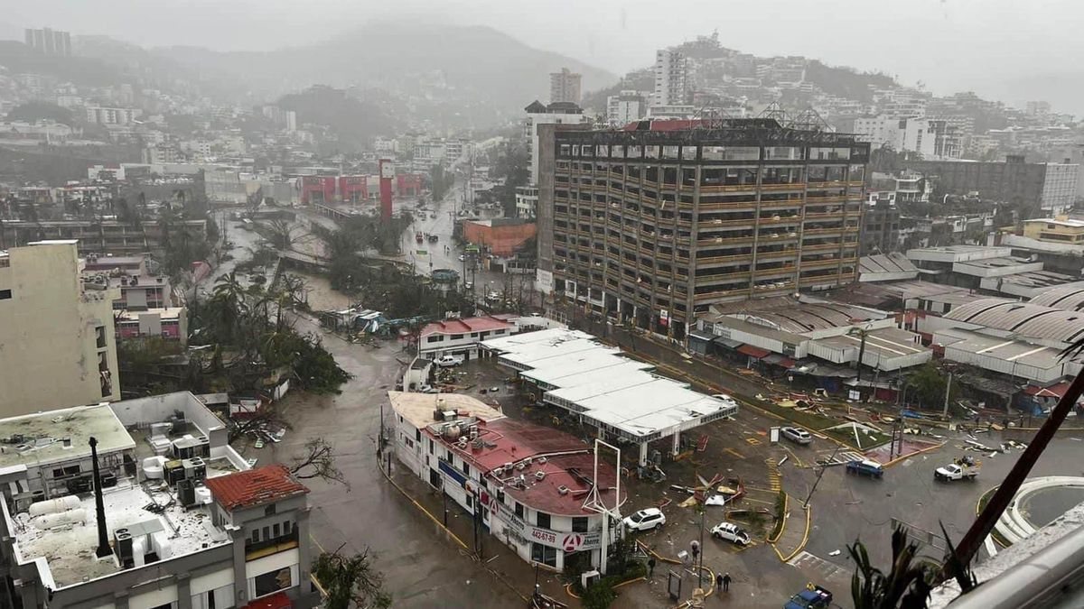 El huracán #Otis fue devastador para Acapulco, ¿qué pasó? ¿Podía predecirse? ¿Por qué a veces llegan más huracanes o más intensos? ¿Qué relación hay entre estos fenómenos y el cambio climático? Un hilo 🧵desde las ciencias atmosféricas