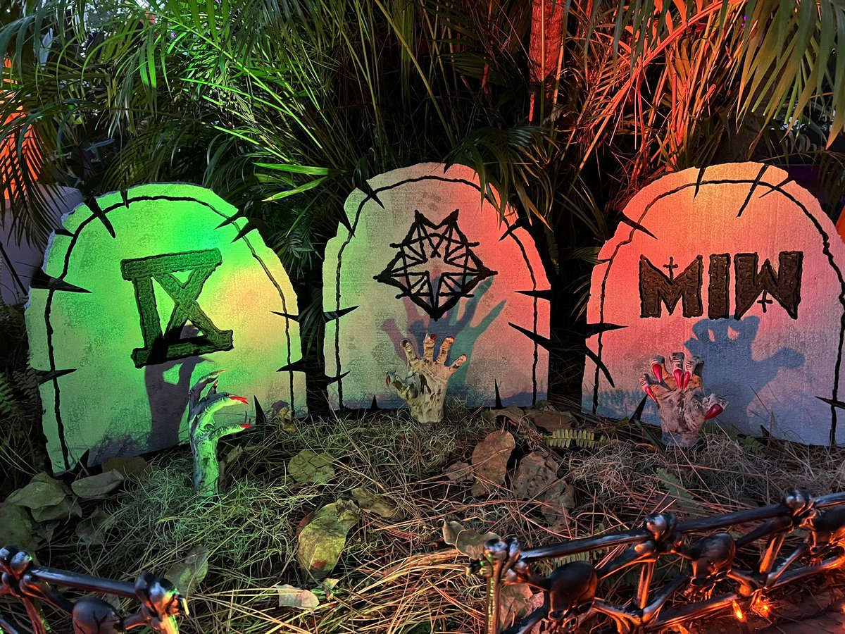 XOXROXYOXO's tweet photo. New Decorations!! 💀@blackveilbrides @ICENINEKILLS @MIWband #TrinityOfTerror #TOT #HappyHalloween2023 https://t.co/4B7JWGArrH