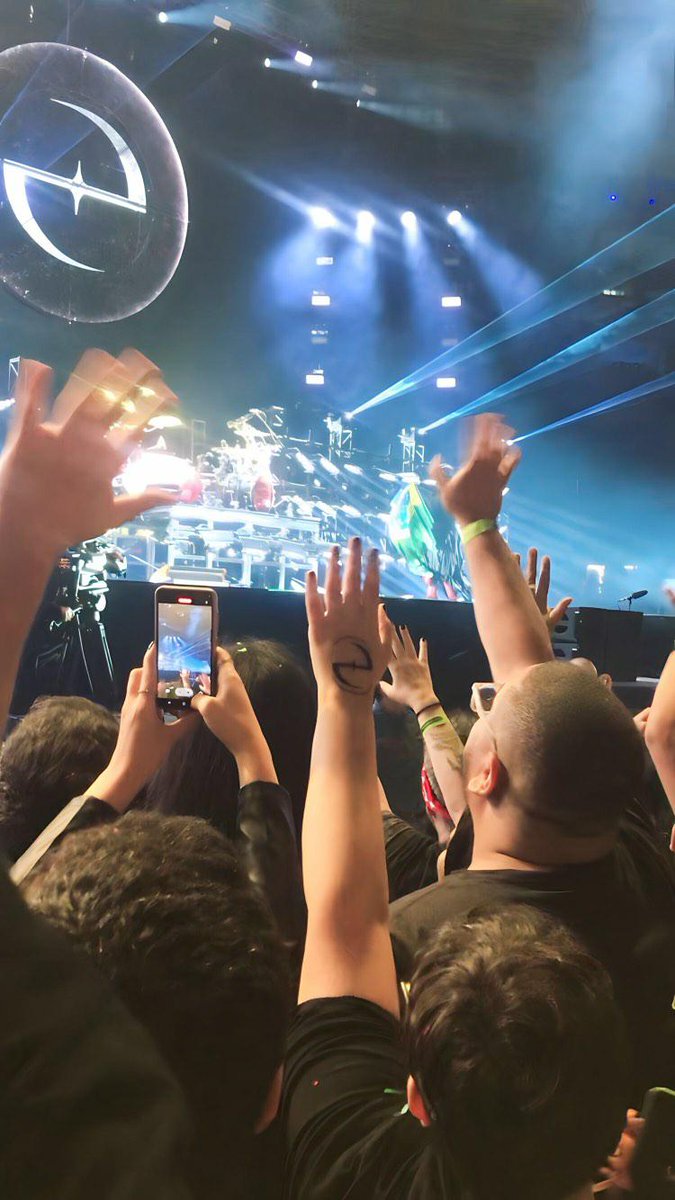 Uma semana desse show incrível e recebi essa foto perfeita: Amy, bandeira do Brasil e a minha mão ali no meio. 

This will always be the one night to remember forever ♥️
#evanescence #amylee #willhunt #emmaanzai #timmccord #troymclawhorn

(📸: maicon_santana_ no IG)