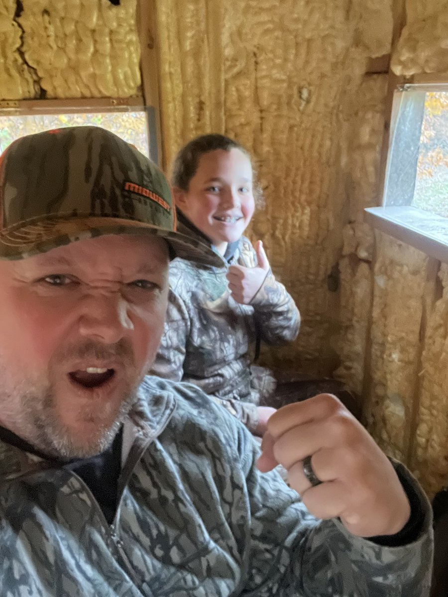 TyChown33's tweet image. What a year we’re having. My youngest dropped the hammer on a big old wide ridge runner this evening!! Made a good shot, with lots of daylight left for pics!! I got one happy girl this evening. #TagPunched  🦌