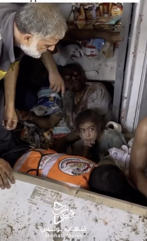 missfalsteenia's tweet photo. We FAILED these children because  
the little girl isn’t even phased, she looks like she’s used to this. https://t.co/dOB2UOszRx