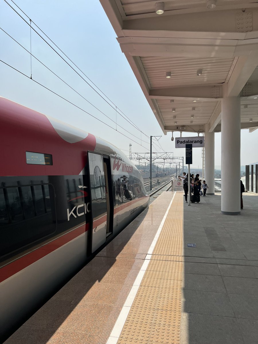 Perdana nyobain Whoosh <a href="/KeretaCepatID/">Whoosh</a>. Proud! Halim ke Padalarang cuma 30 menit. 🇮🇩🇮🇩🇮🇩