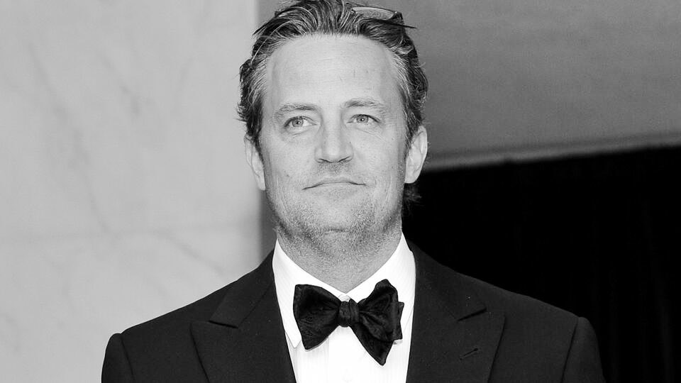 Не стало Мэттью Перри. Его тело было обнаружено в доме актера без признаков насильственной смерти. Наркотиков внутри здания полиция не обнаружила, поэтому предварительный диагноз произошедшего сердечный приступ. Ему было 54 года