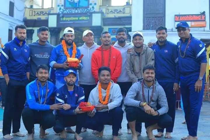 भोलीबाट सुरुहुने T20 विश्वकप छनोट प्रतियोगितामा सहभागी हुने नेपाली क्रीकेट टोली भगवान श्रीपशुपतिनाथको सामुहिक दर्शन गरि फोटो खिचाउँदै। 🔥❤️🕉️

यो प्रतियोगिताको फाइनलमा पुग्ने दुई टोलीले आगामी विश्वकपमा स्थान बनाउनेछन्।

जय पशुपतिनाथ|