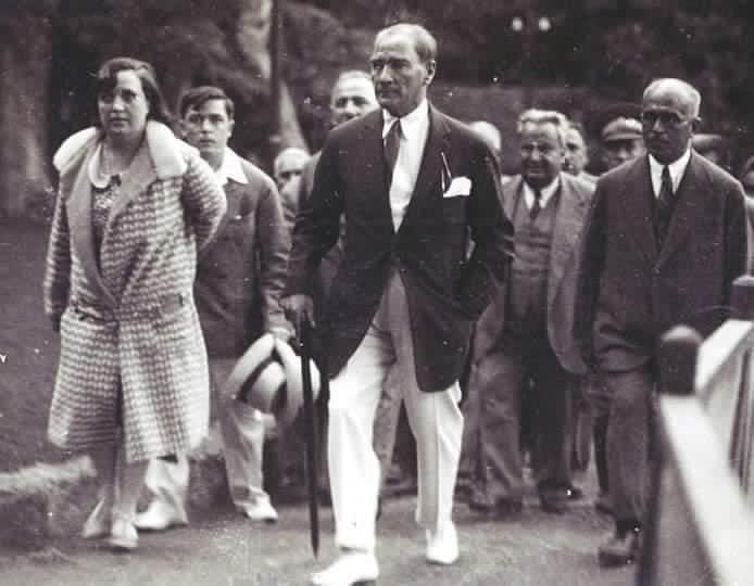 CUMHURİYET BAYRAMIMIZ KUTLU OLSUN. AÇTIĞIN YOLDA GÖSTERDİĞİN HEDEFE DURMADAN YÜRÜYECEĞİME AND İÇERİM CANIM ATAM.SENİ SEVMEYENİN SAYGI DUYMAYANIN YÜZÜNE BİLE BAKMAM ATAM.