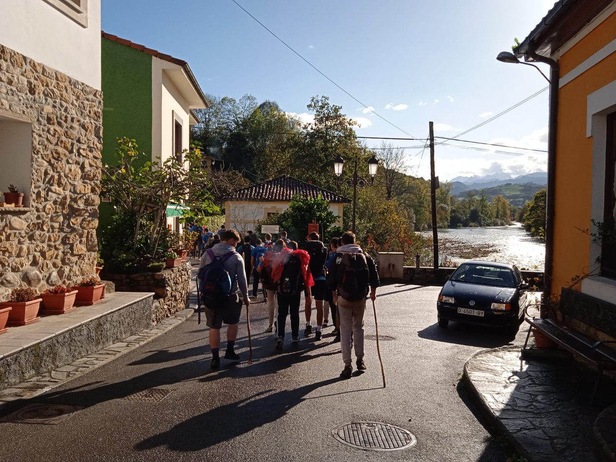 emidr05's tweet photo. CRÓNICA DE LA PEREGRINACIÓN A COVADONGA (ÚLTIMA ETAPA)

Tras varios días caminando bajo la intensa lluvia, al fin llegamos al destino. Renovados, con una mirada cambiada y valorando los lujos que tenemos a diario más que nunca. https://t.co/DduDjrCSin