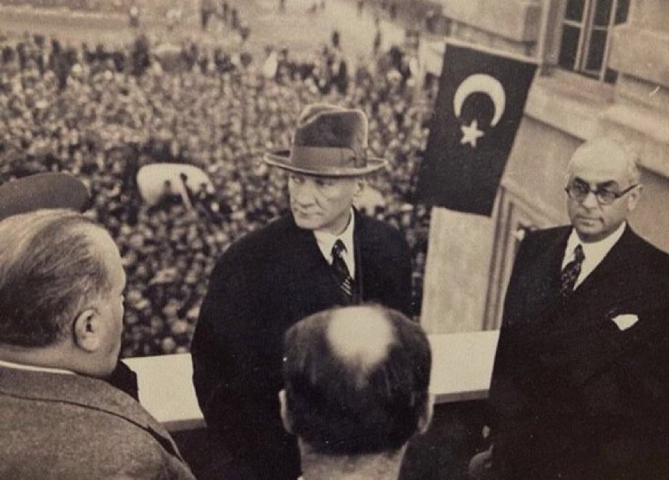 Türkçü Paylaşım (@turkcupaylasim) on Twitter photo 1905'te Kurmay Yüzbaşı
1909'da Sürgün subay
1912'de Derne komutanı
1913'te Ateşemiliter
1915'te Çanakkale kahramanı
1916'da Bitlis'i kurtaran
1918'de Padişah yaveri
1919'da Asi
1920'de İdamlık mahkum
1921'de Mareşal
1922'de Kurtarıcı Başkomutan
ve 29 Ekim 1923'te Cumhurbaşkanı! 1905'te Kurmay Yüzbaşı
1909'da Sürgün subay
1912'de Derne komutanı
1913'te Ateşemiliter
1915'te Çanakkale kahramanı
1916'da Bitlis'i kurtaran
1918'de Padişah yaveri
1919'da Asi
1920'de İdamlık mahkum
1921'de Mareşal
1922'de Kurtarıcı Başkomutan
ve 29 Ekim 1923'te Cumhurbaşkanı!