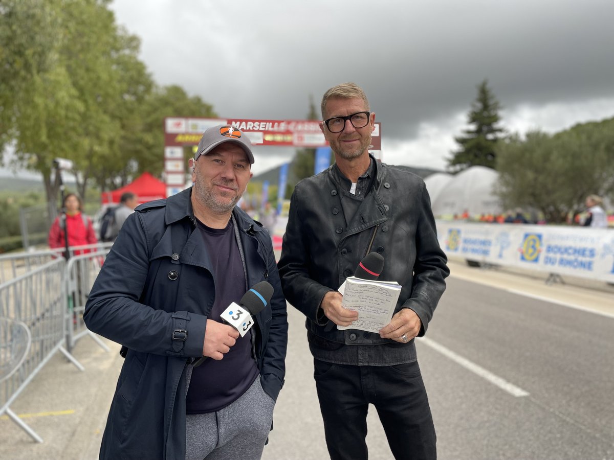 Pour faire vivre le #MarseilleCassis2023 sur nos antennes, une équipe de choc :
• Thierry Bezer &amp; Benoit Z aux commentaires
• Sabrina Soualmia à l'arrivée
• Frédéric Soulié à moto au cœur de la course
• Nathalie Simon au cœur de la course en baskets
👉 france3-regions.francetvinfo.fr/provence-alpes…