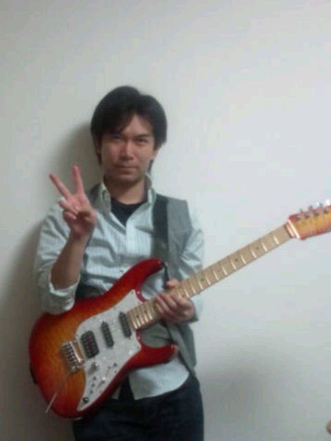 maof56806418's tweet photo. 昔の写真ですがこんなタイラーも使ってました。リアの音はすごく良かったのですが、フロントピックアップは線が細く作曲家からよく怒られました。「何でそんな音なんや！」「存在感が薄いんや！」あれから僕のギター、、、、フロントはハム思考になりましたw https://t.co/343kZuKgHv