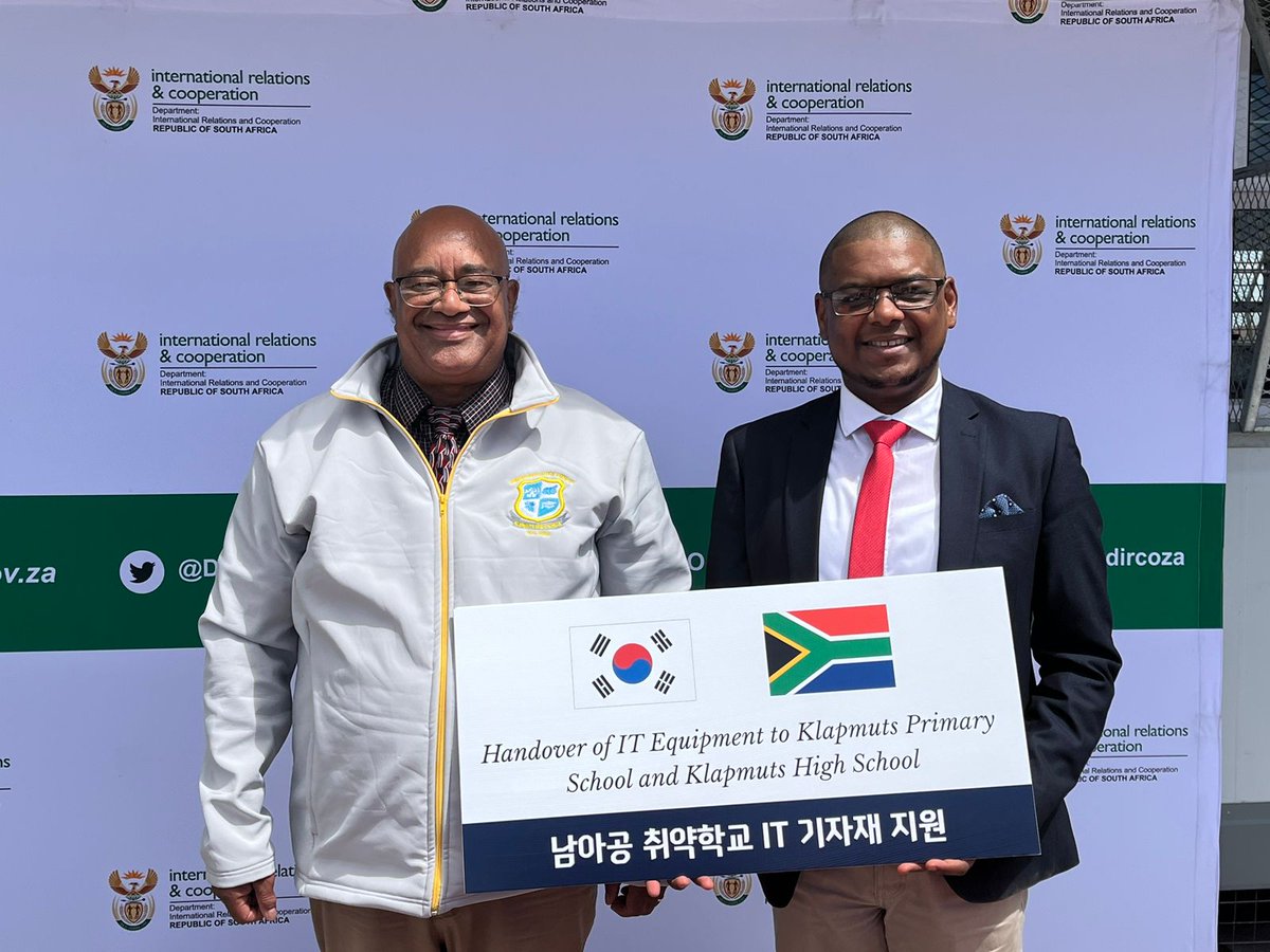 donovanmackier's tweet photo. Handing over ceremony of IT equipment at Klapmuts High School and Klapmuts No.2 Primary. Thank you to H.E Chull- joo Park, Ambassador of the Republic of Korea and Minister Dr Pandor.  @teachingconnect @WCEDnews @WCED_eCulture @WCED_CTLI  @ChullJoo @KarenR_Dudley18 @dale_simons https://t.co/0TU7y3oP7A