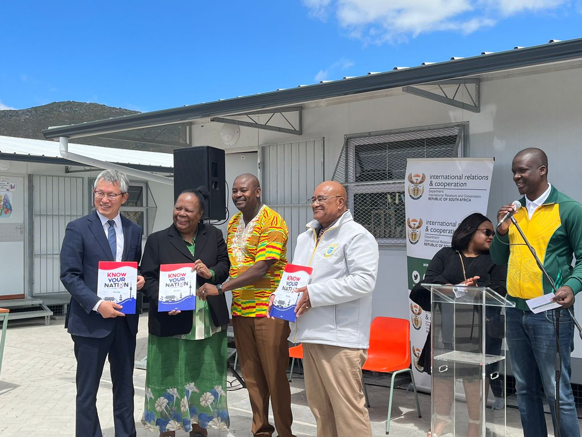 donovanmackier's tweet photo. Handing over ceremony of IT equipment at Klapmuts High School and Klapmuts No.2 Primary. Thank you to H.E Chull- joo Park, Ambassador of the Republic of Korea and Minister Dr Pandor.  @teachingconnect @WCEDnews @WCED_eCulture @WCED_CTLI  @ChullJoo @KarenR_Dudley18 @dale_simons https://t.co/0TU7y3oP7A