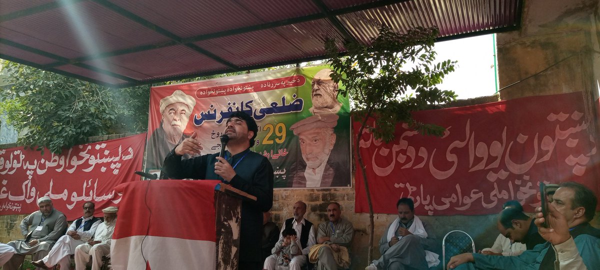 Asmatullah94's tweet photo. محترم مشر مامود خان اڅکزی يوازي سپېڅلی مشر او پښتونخوا مېپ يوازي د پښتونخوا وطن چوکيداره ګوند دی څوک چي د پښتون افغان وطن په ګوټ ګوټ کښې ګرځېدلي دي او د وطن په هره ستونزه خبر دي.
خيبر پښتونخوا صوبايي سينئر نائب صدر ميرکلام وزير صوابۍ ضلع کانفرنس ته وينا
#PMAPSwabiConference https://t.co/sr6DdZ7kqE
