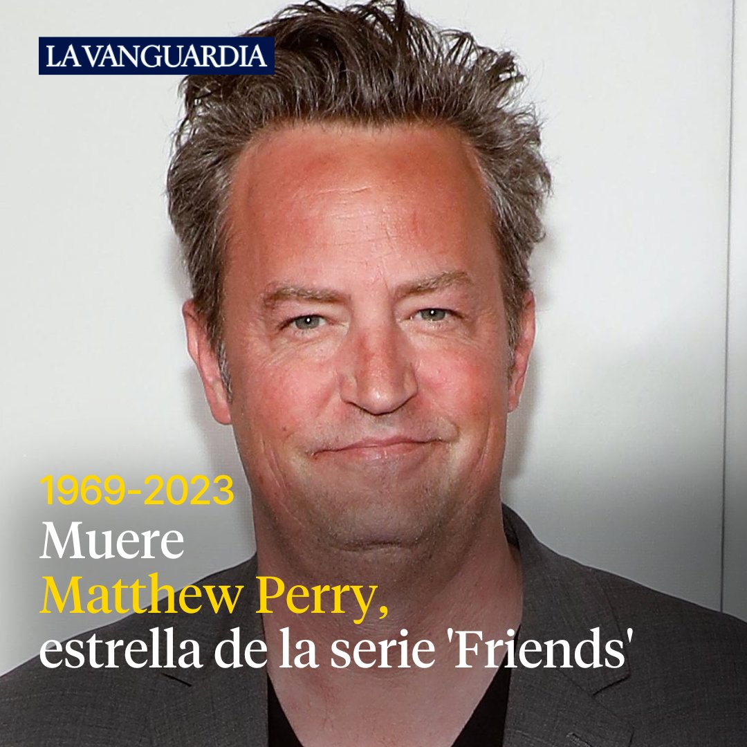 LaVanguardia's tweet photo. 💔El actor Matthew Perry, conocido por interpretar a Chandler Bing en la popular serie Friends, ha fallecido este sábado a los 54 años. Perry ha sido encontrado muerto en un jacuzzi en su casa de Los Ángeles.

https://t.co/g9rsOBKwqo https://t.co/e2NWNppHhZ