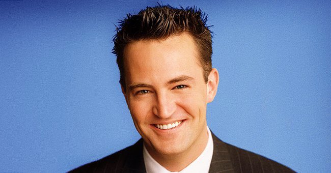 MehdiOmais's tweet photo. ⚫️ En larmes en apprenant la mort de Matthew Perry à 54 ans. Il restera pour toujours dans mon cœur ce Chandler Bing doux et gaffeur, dont les yeux rieurs étaient remplis d’une humanité qui nous a remplis. Un pan de la télé et de nos vies meurt avec lui. Bye Friend 🤍 ! https://t.co/cLFneungyI