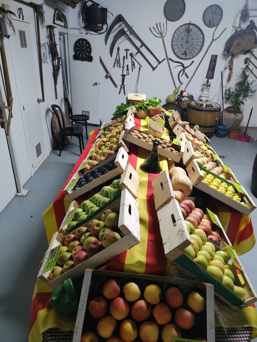 3TombsDespi's tweet photo. Aprofiteu aquest matí, per visitar la mostra de fruita local que @3TombsDespi organitza al Foment Cultural.
#CulturaSJD
#SantJoanDespí https://t.co/gr4RVCqPeO