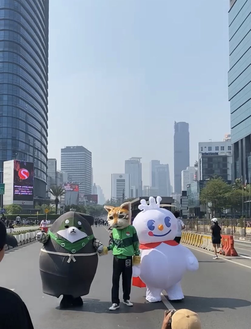 Lucu banget tadi CFD an ketemu sama maskot2 ini, mana kucingnya pake jaket grab lagi wkwkwk. Maskot ngumpul nih judulnya 😂