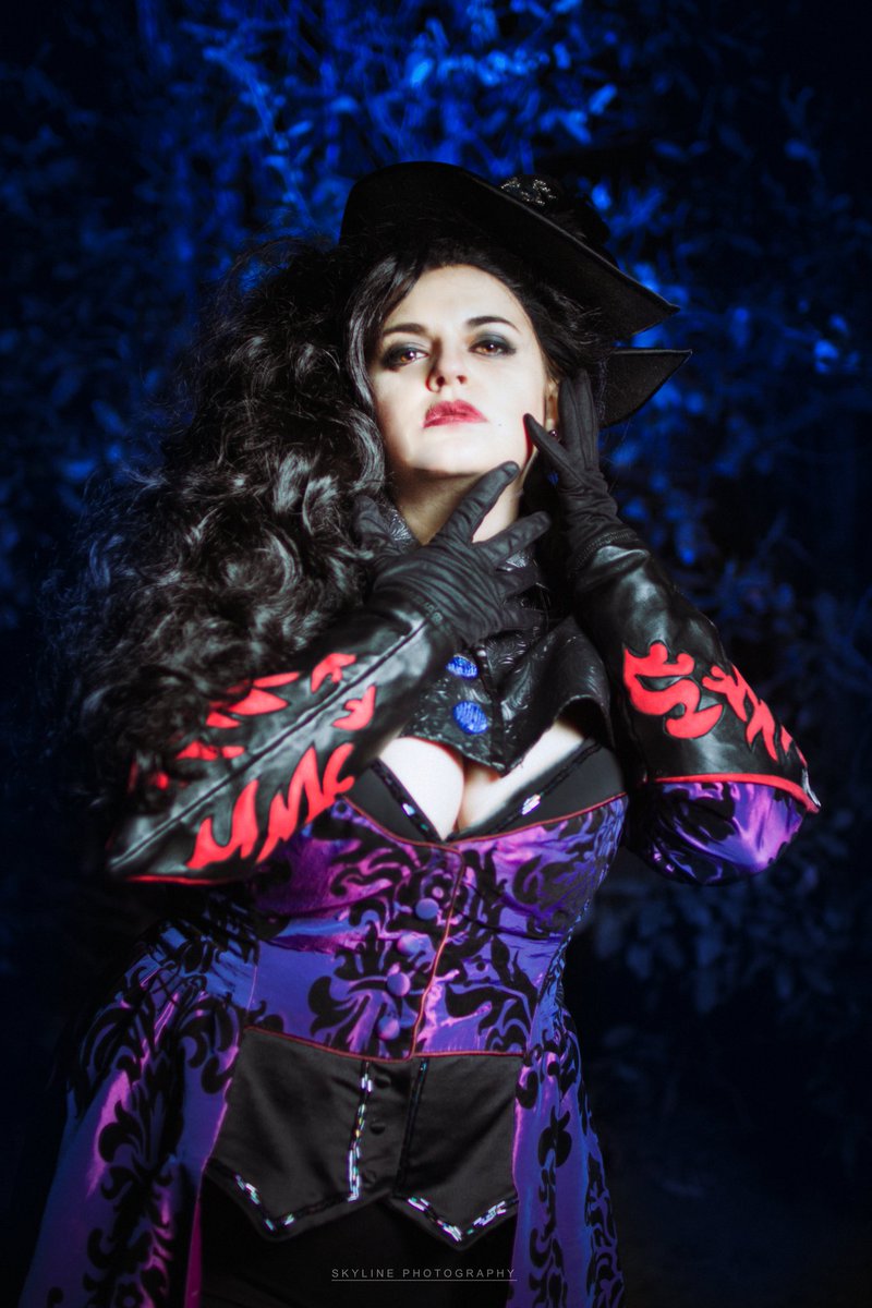 saemaligna's tweet photo. #Costober dia 27
Regina "La Reina Malvada" de Once Upon A Time
Me costó la vida encontrar la tela exacta para el traje,pero estaba obsesionada con este diseño ( capítulo " True North")
Blanca es @Limnauth
Es del 2014
📸 @SKYline_Cos #30DaysOfCosplay https://t.co/cfHHv7SljE