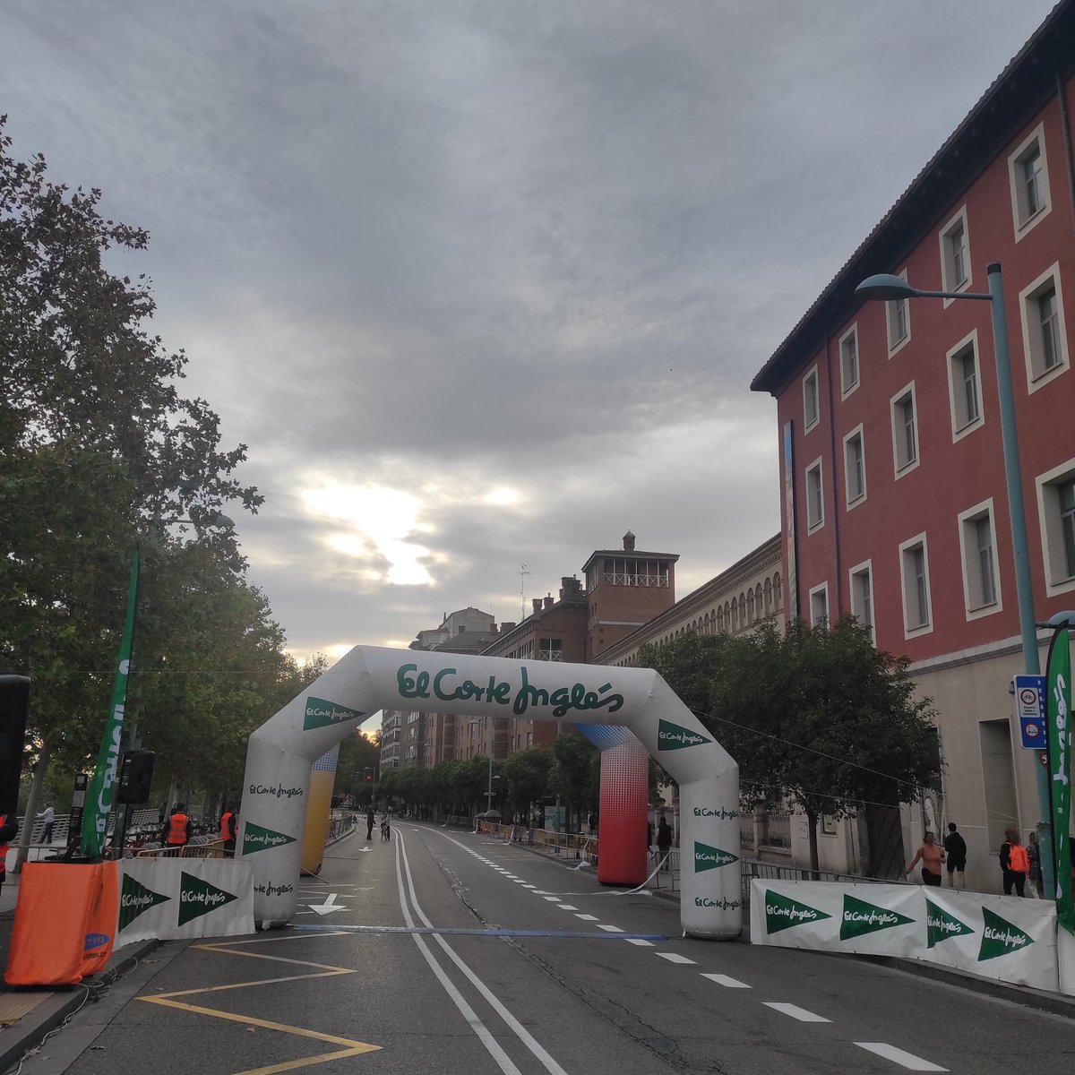La salida os espera junto al Ebro!! 🏃‍♀️🏃‍♂️💪 ¡Hagamos vibrar Zaragoza! 👏