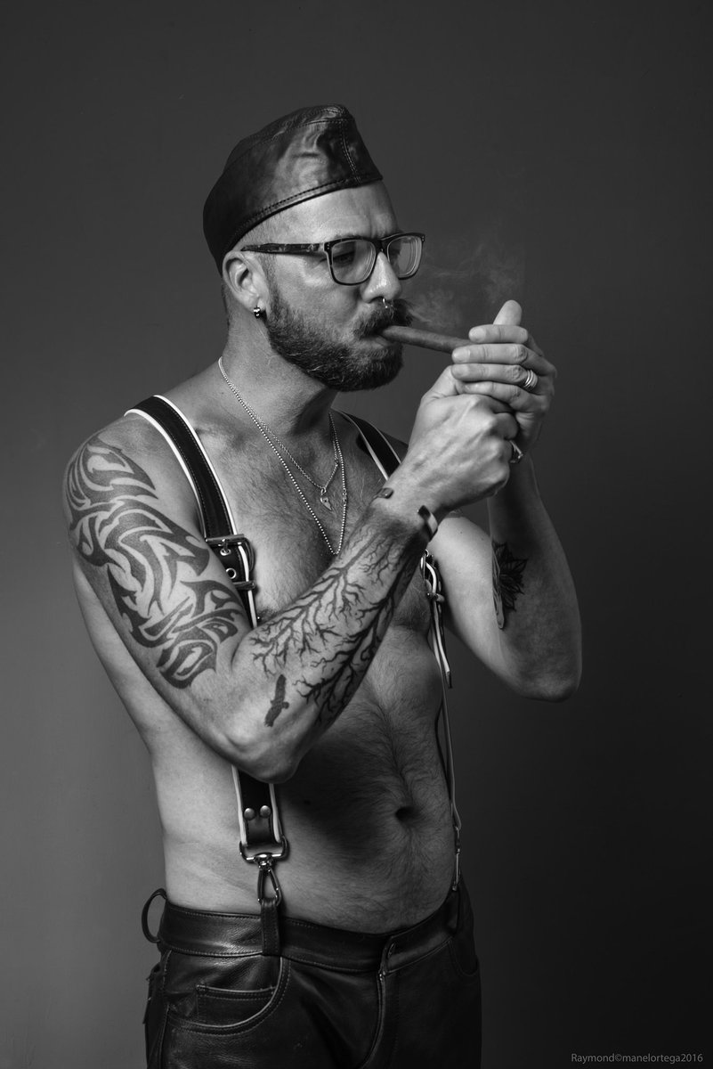 rymndpttr's tweet photo. Happy Sunday lads 🖤 👑 🖤
#Boots #MenInTallBoots #Embossy #JeanGaborit #Konigs #gear365 #gearstayson #MenInBreeches #BLUF #RECON #MenInLeather #BootsEveryDay #bootsaddict #BBF https://t.co/XOWnAXNe15
