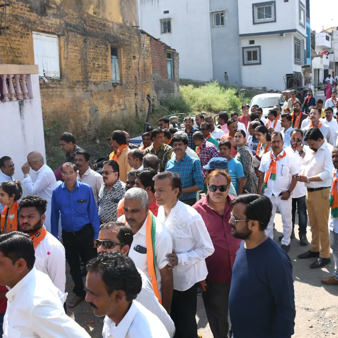 वार्ड 1 भैरवगढ़ अंगारेश्वर महादेव जी एव मां शिप्रा जी को चूनर अर्पण कर पूजा अर्चना की विजय श्री का आशीर्वाद लिया,जनसम्पर्क कार्यक्रम प्रारम्भ किया ।
सिद्धवट के ब्राह्मणों द्वारा व रहवासियों द्वारा साफा पहनाकर पटाखे फोड़कर स्वागत किया व विजय श्री का आशीर्वाद प्रदान किया । <a href="/BJP4MP/">BJP Madhya Pradesh</a>