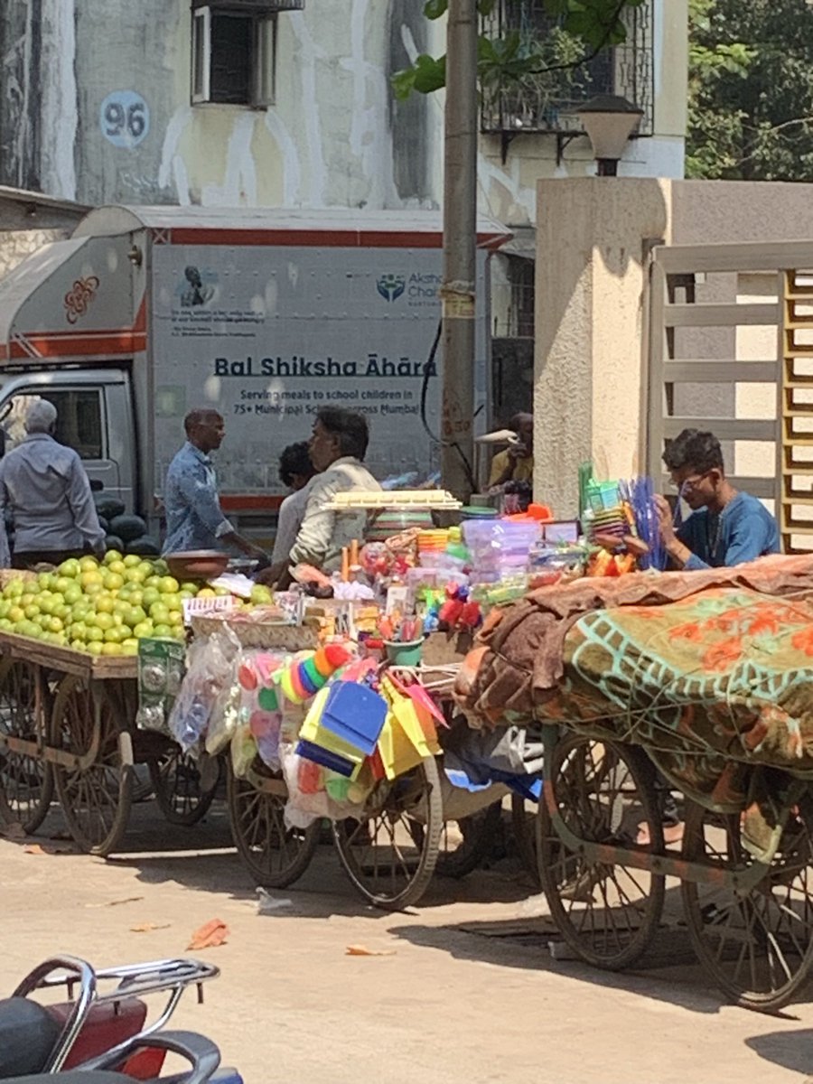 ramesh_sir's tweet photo. @mybmc @mybmcWardL @mlamangesh @prasad1104 illegal hawkers makes the narrow lane narrower, risking lives of pedestrians, requesting authorities to take strict action against these hawkers https://t.co/fJn8yLKyki