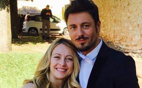 a70199617's tweet photo. #Finti matrimoni...
Finte vedeve...
Questo è un mondo di scherzi di parte https://t.co/ZaCHraJROJ