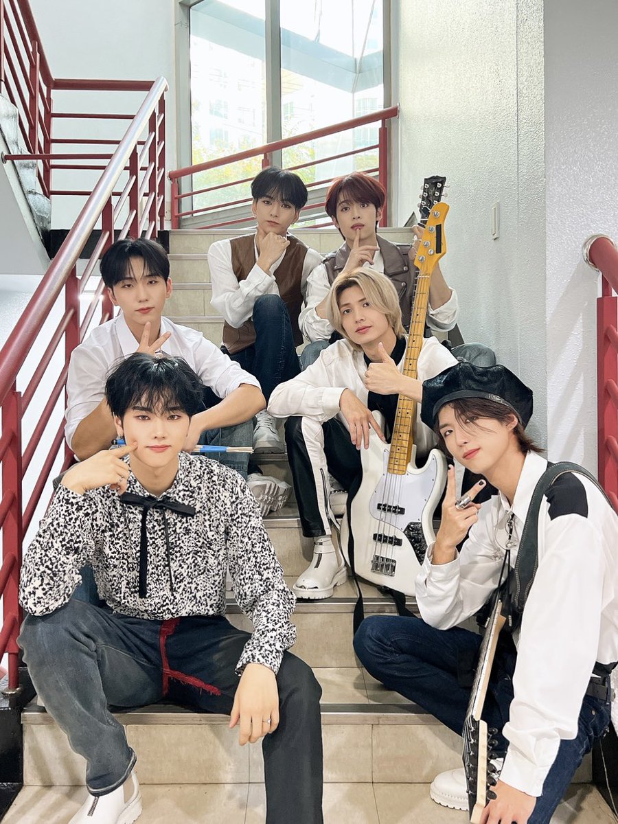 [ #Xtra_Scenes ]

<Livelock> 음방은 마지막이지만😢
빌런즈와는 언제나 처음처럼
feel again💛beat again🧡crushed again❤️

#XdinaryHeroes #엑스디너리히어로즈
#Livelock #PLUTO
#WE_ARE_ALL_HEROES