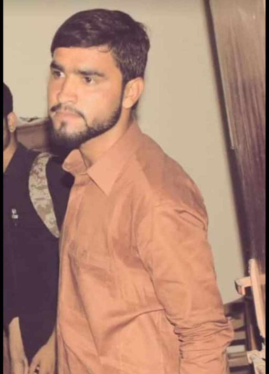 BasheerAhmadB10's tweet photo. کل رات آبسر تربت سے بالاچ بلوچ ولد مولابخش جوکہ اک انتہائی غریب گھرانے سے تعلق رکھتا ہے اور تربت اسٹار پلس مارکیٹ میں سلائی کڑائی کا کام کرکے اپنے خاندان کی کفالت کرتا ہے کل رات ان کے کھر رات گئے 1 بجے ریاستی اداروں کے بندوں نے چھاپہ مار کر اغواہ کرکے لاپتہ کر دیا۔
#BalochMissing https://t.co/Aba5EQ2tVe
